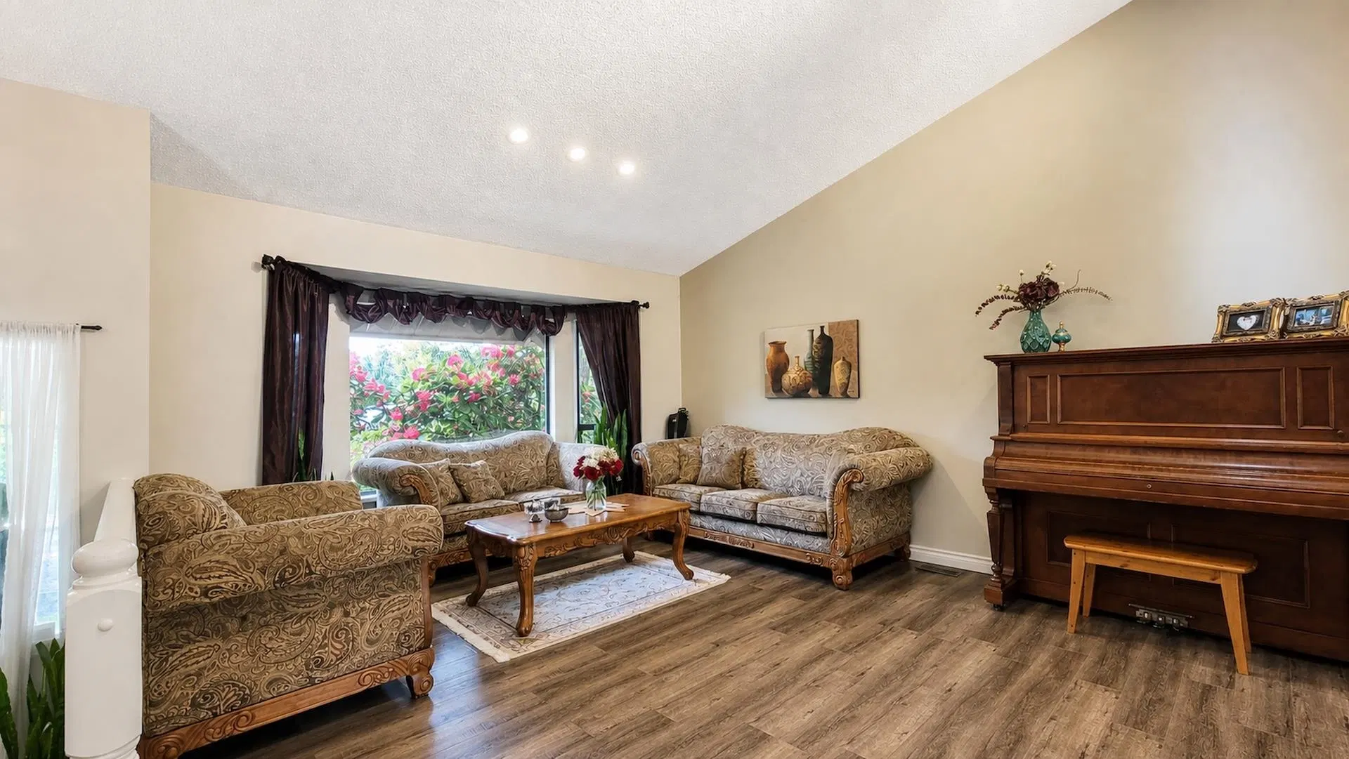 Photo 5 of 40 at 2961 Walton Avenue