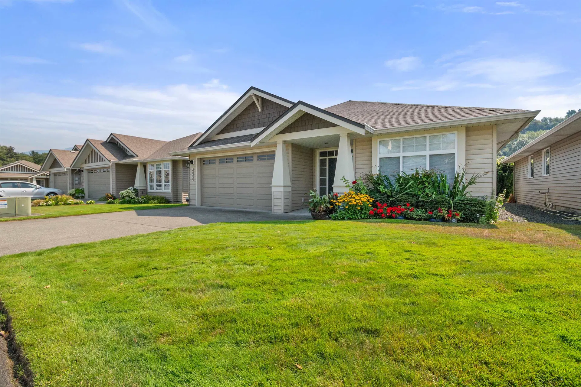 Photo 3 of 34 at 5976 Hunter Creek Crescent