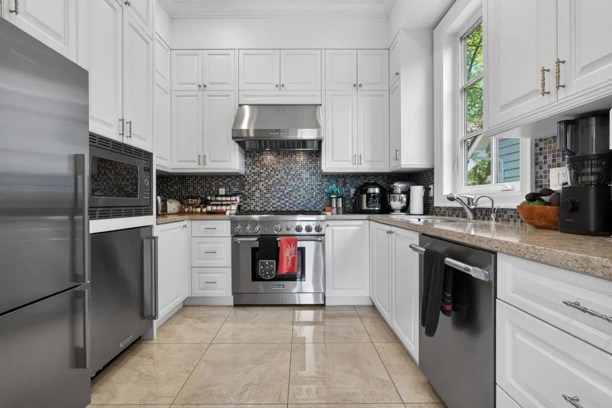 Photo 4 of 30 at 3818 Broadway W