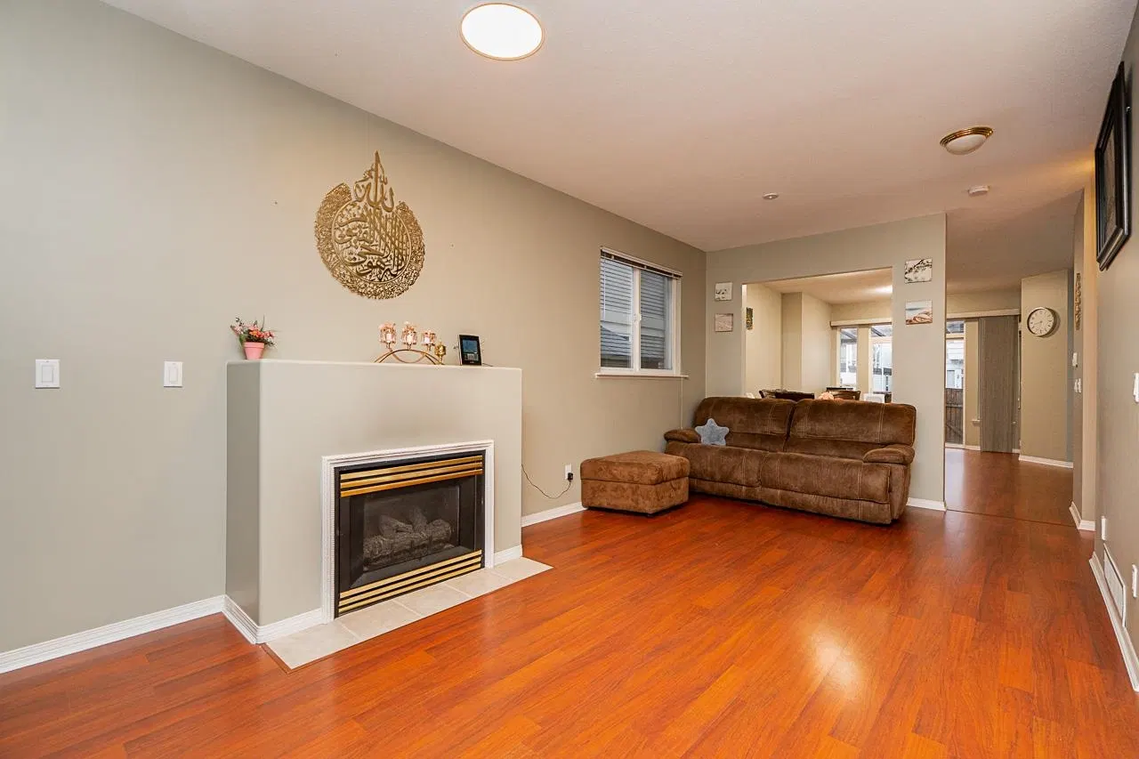 Photo 4 of 39 at 14858 58 Avenue
