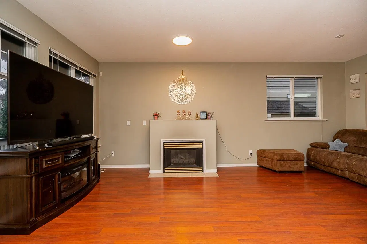Photo 5 of 39 at 14858 58 Avenue