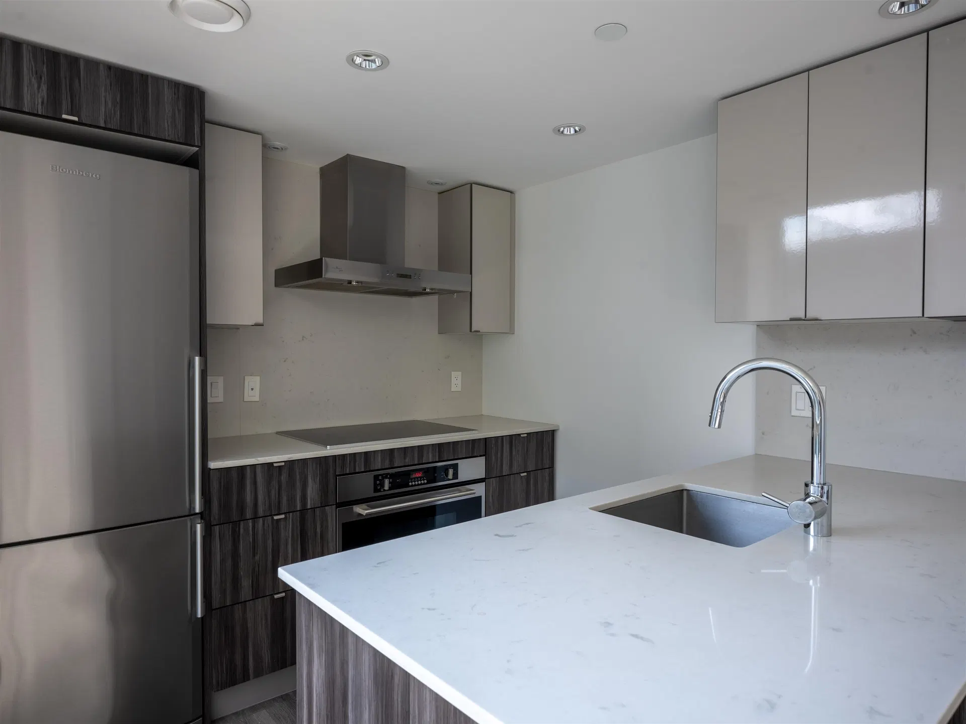 Photo 3 of 19 at #706 – 1788 Columbia Street