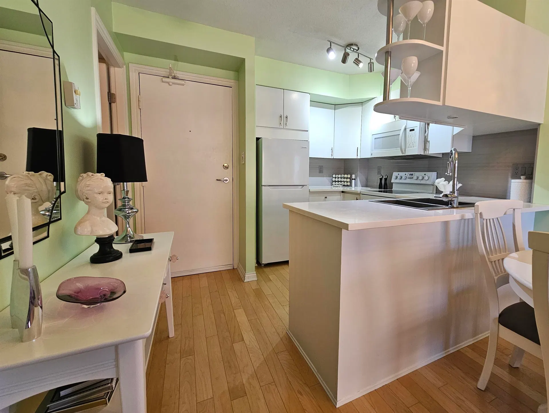 Photo 5 of 14 at #1003 – 1189 Howe Street
