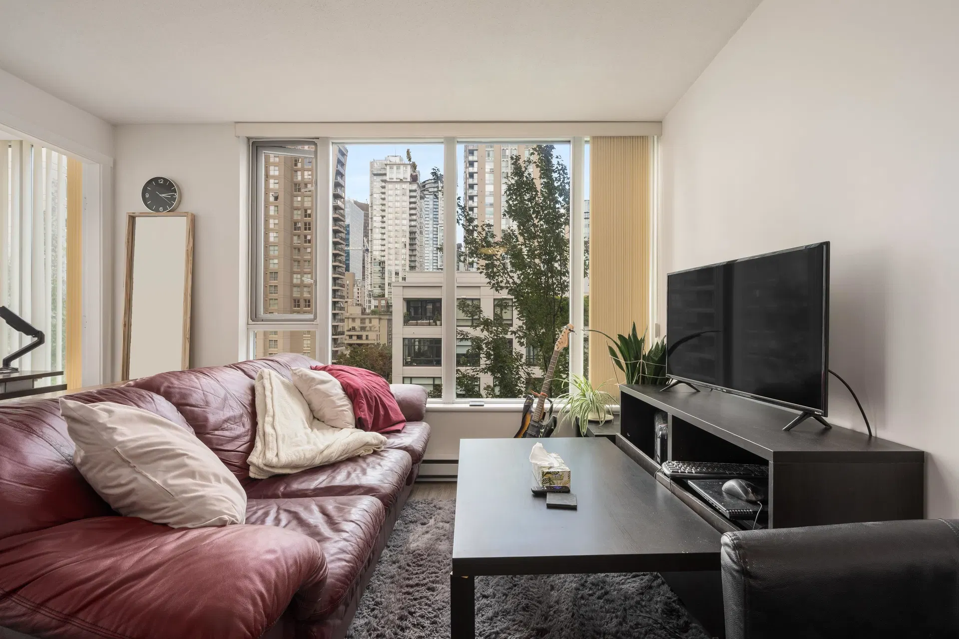 Photo 2 of 33 at #802 – 1010 Richards Street