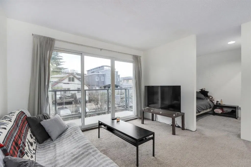 Photo 4 of 18 at #207 – 1450 Laburnum Street