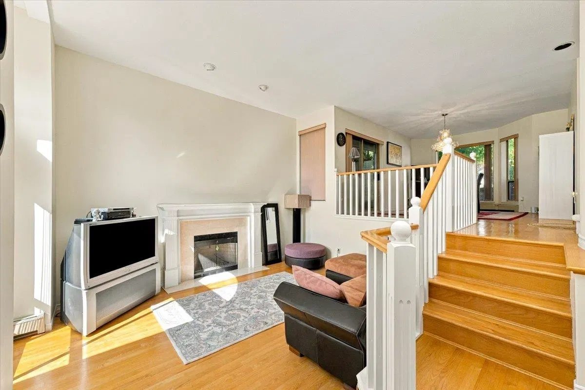 Photo 3 of 40 at 1523 Lawson Avenue