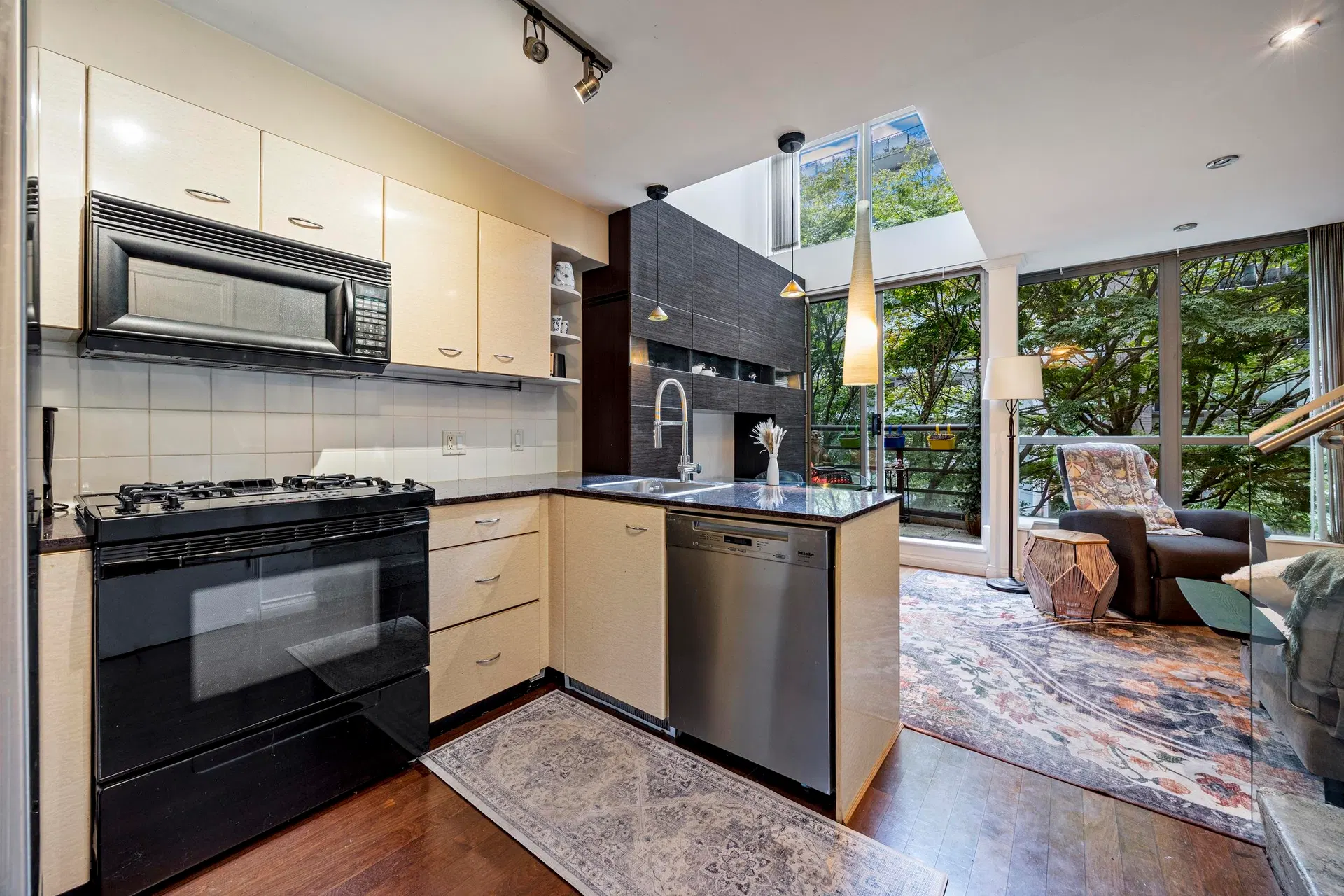 Photo 5 of 39 at #203 – 501 Pacific Street