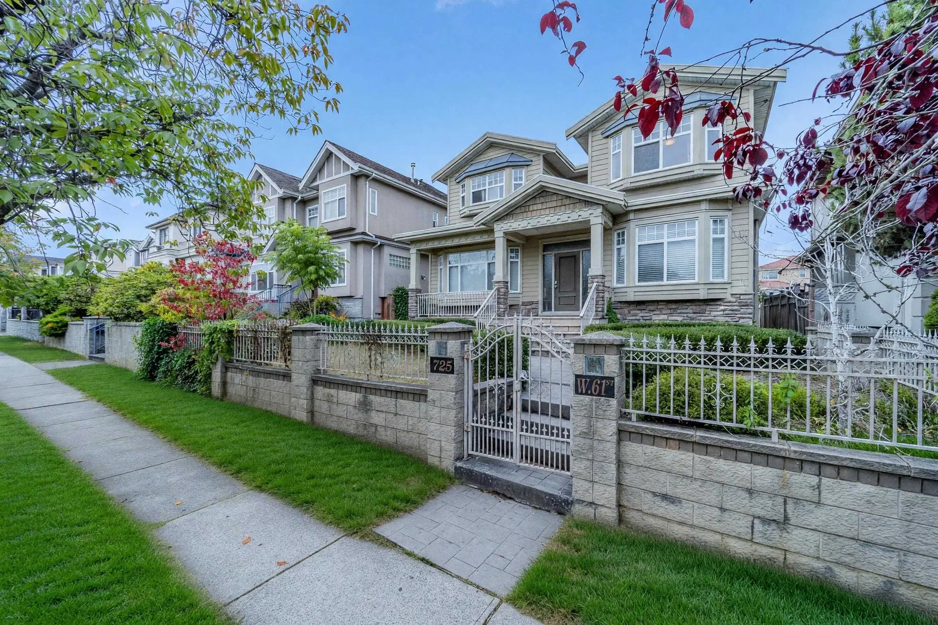 Photo 4 of 12 at 725 W 61st Avenue