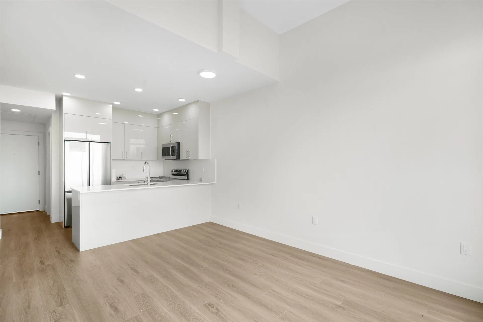 Photo 1 of 10 at #609 – 15739 Fraser Highway