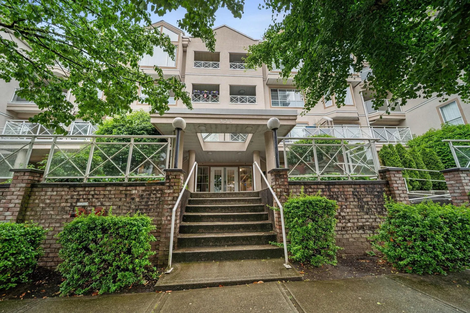 Photo 2 of 29 at #412 – 525 Agnes Street