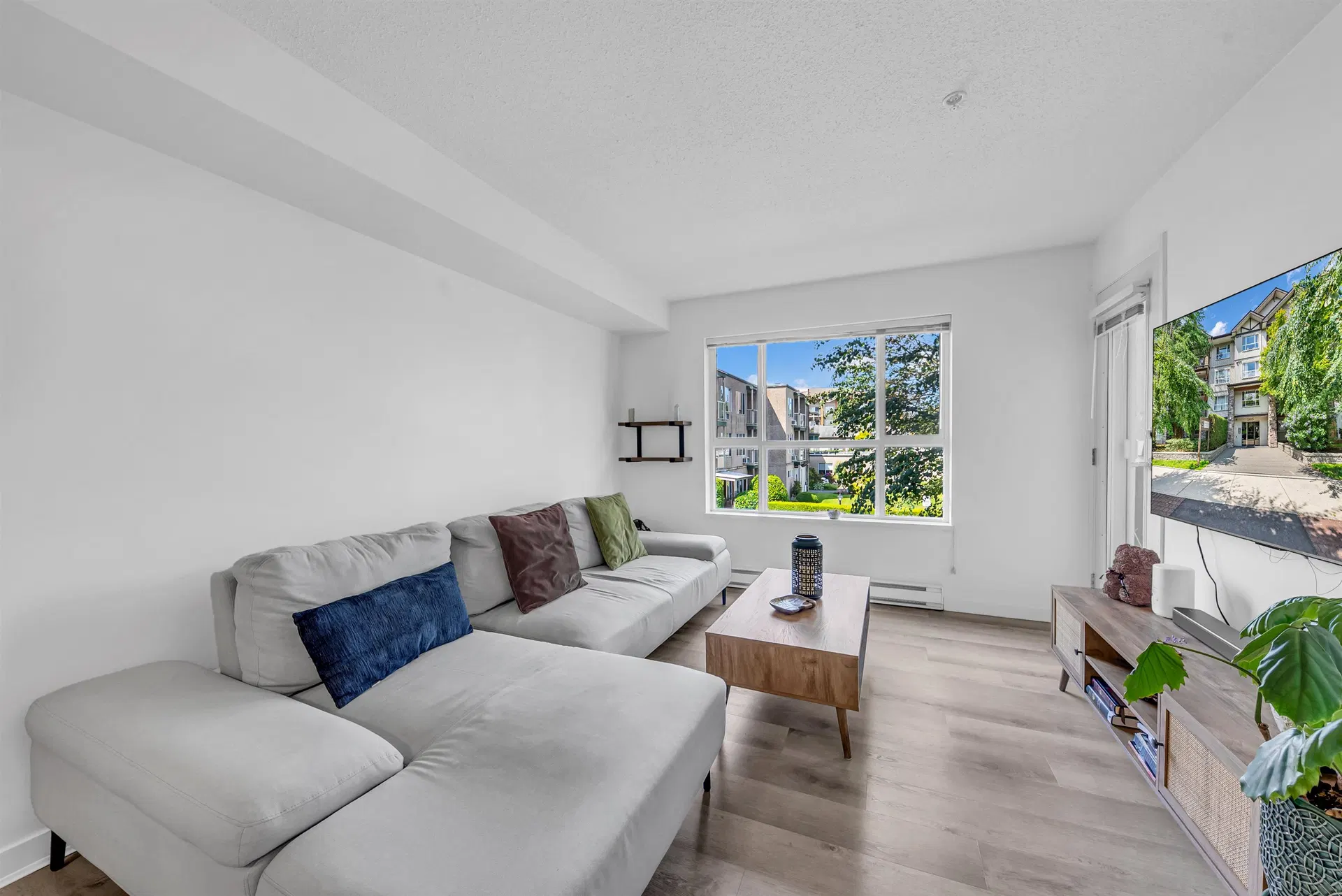 Photo 4 of 32 at #209 – 5465 203 Street