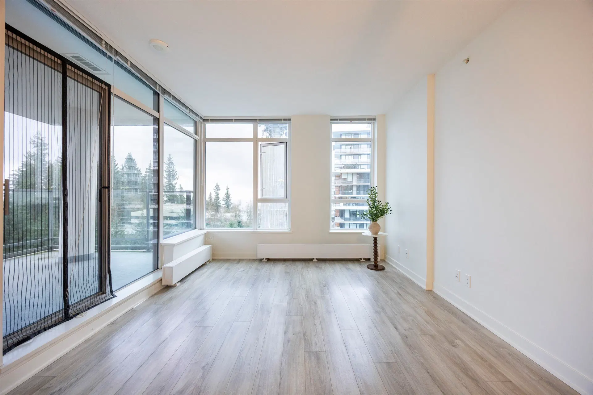 Photo 4 of 28 at #902 – 8940 University Crescent