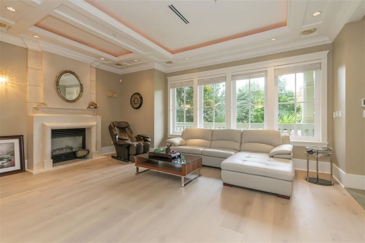 Photo 4 of 27 at 1121 W 39th Avenue