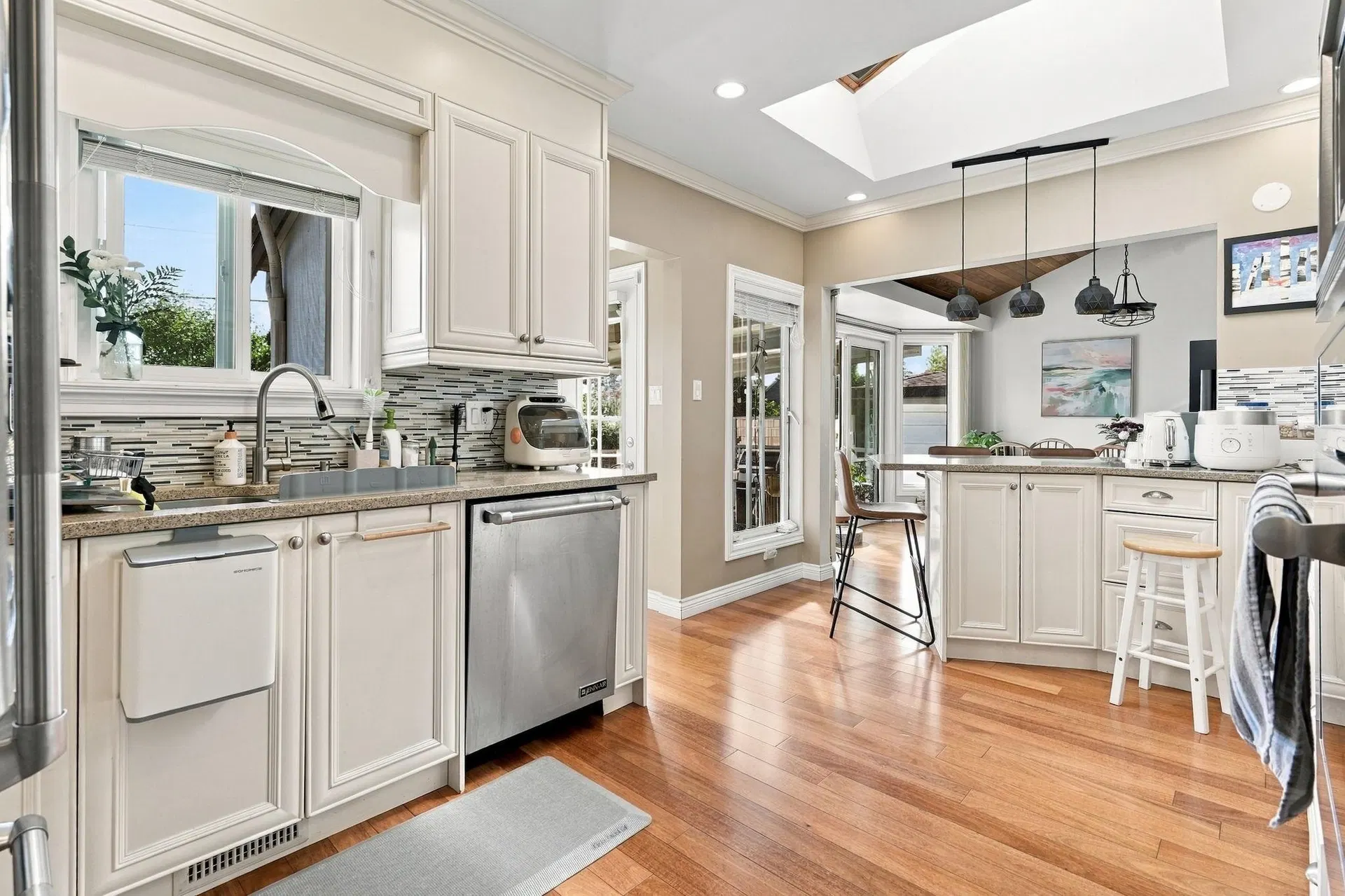 Photo 5 of 17 at 4027 Sunnycrest Drive