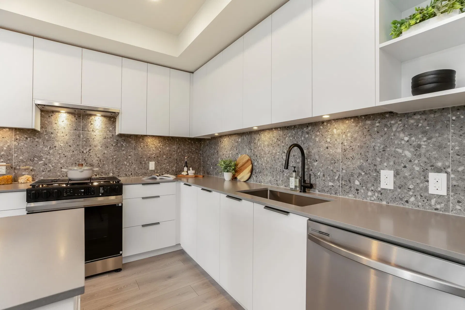 Photo 5 of 21 at #402 – 7936 206 Street