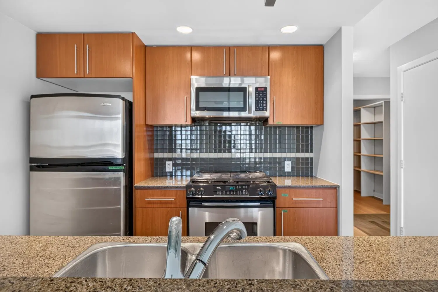 Photo 3 of 39 at #906 – 455 Beach Crescent