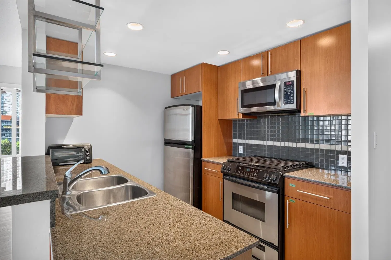 Photo 4 of 39 at #906 – 455 Beach Crescent