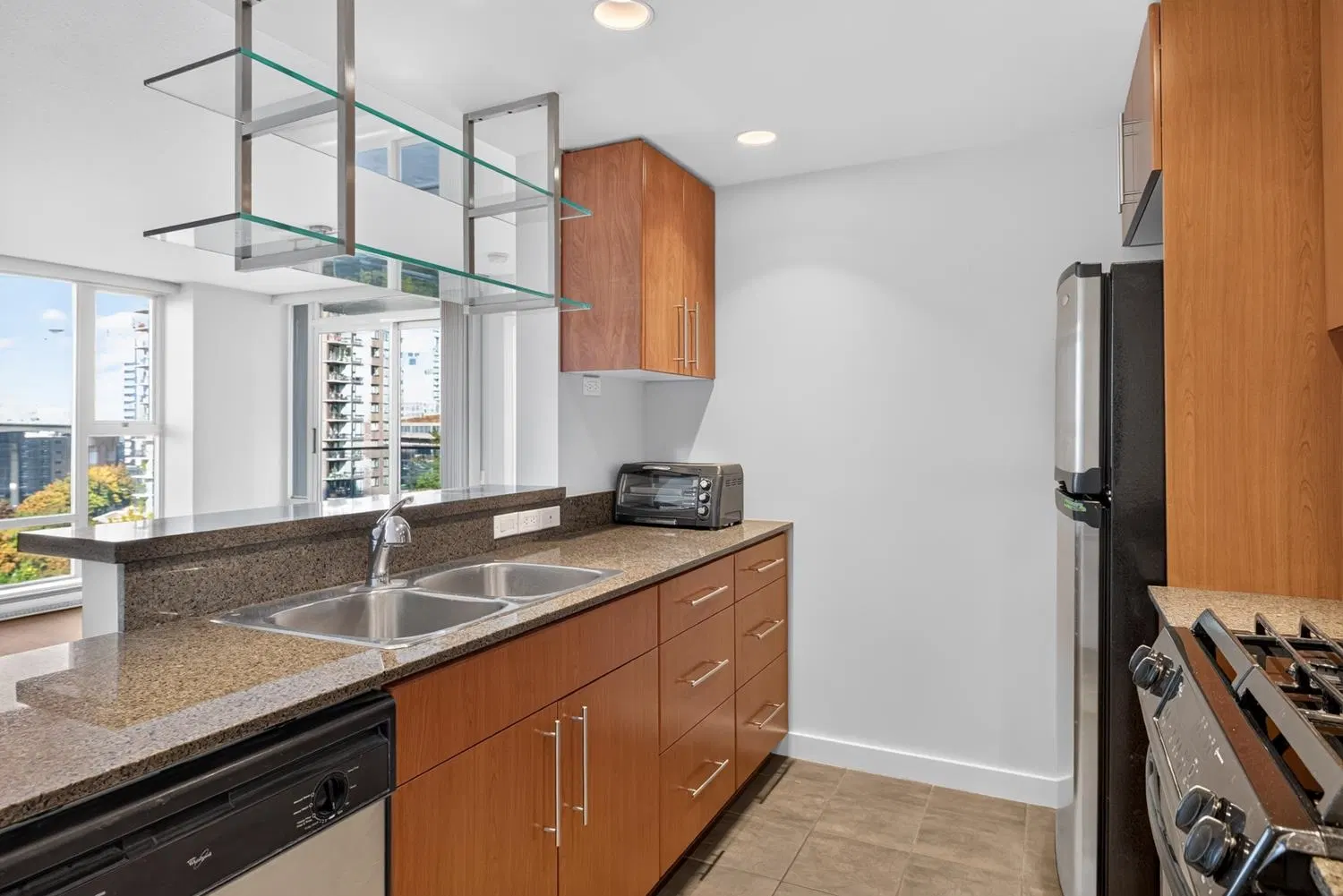 Photo 5 of 39 at #906 – 455 Beach Crescent