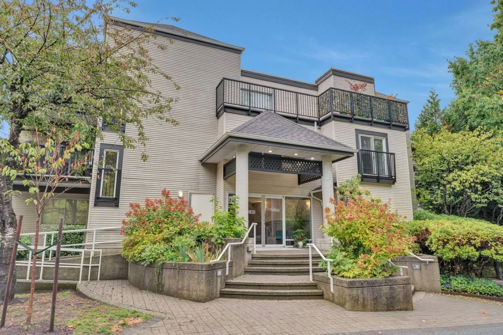 Photo 1 of 33 at #203 – 2401 Hawthorne Avenue
