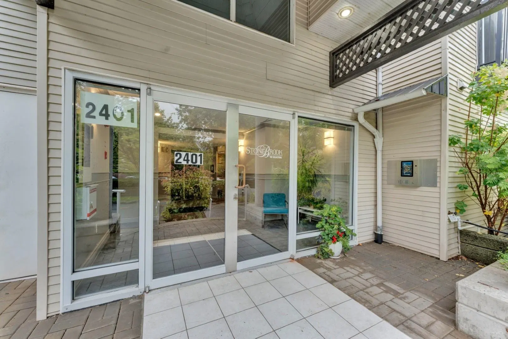 Photo 3 of 33 at #203 – 2401 Hawthorne Avenue
