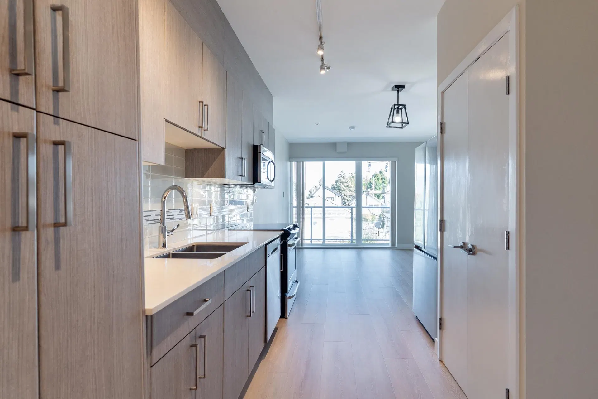 Photo 5 of 39 at PH9 – 388 Kootenay Street