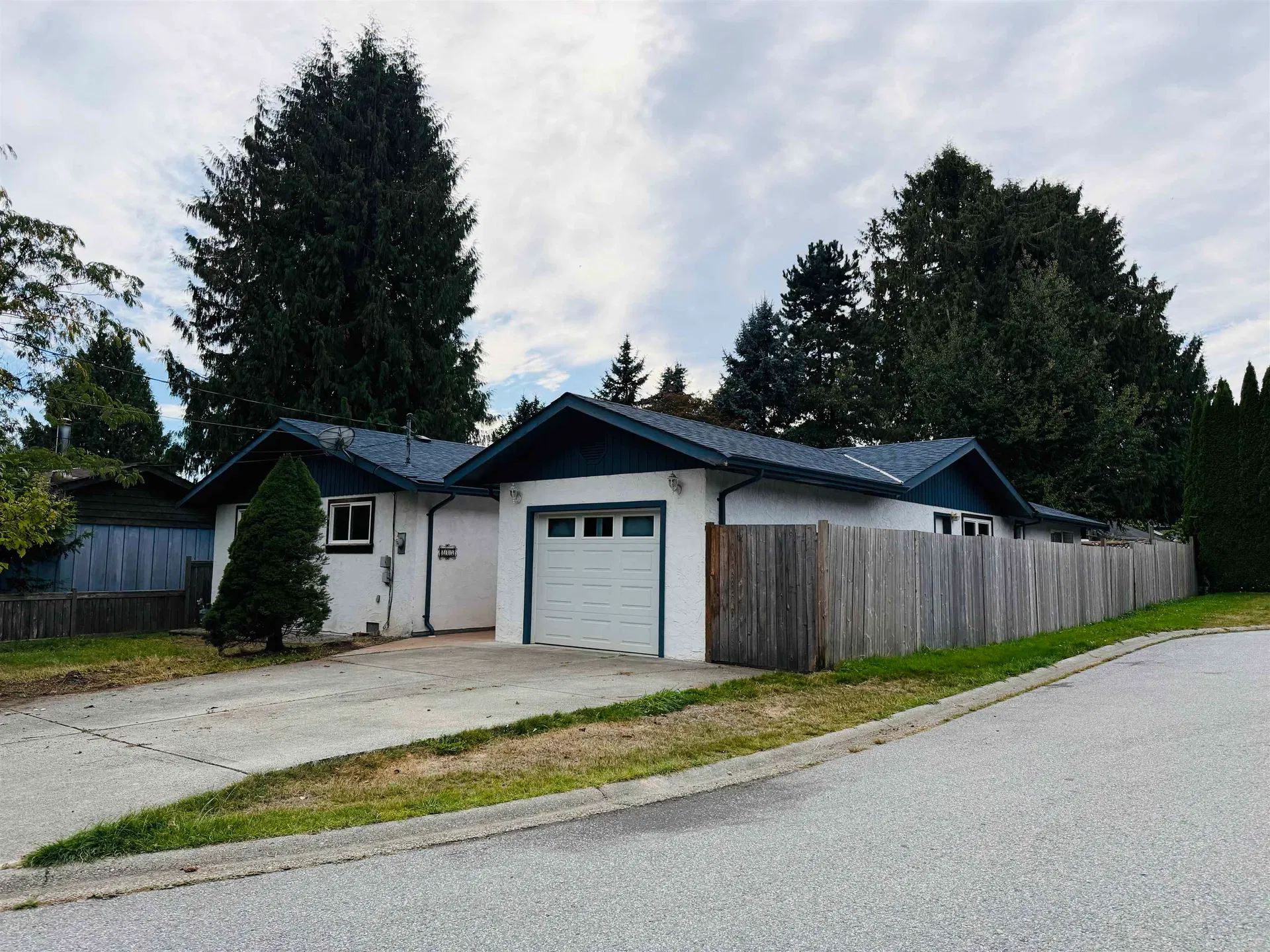 Photo 2 of 30 at 817 Mountainview Drive