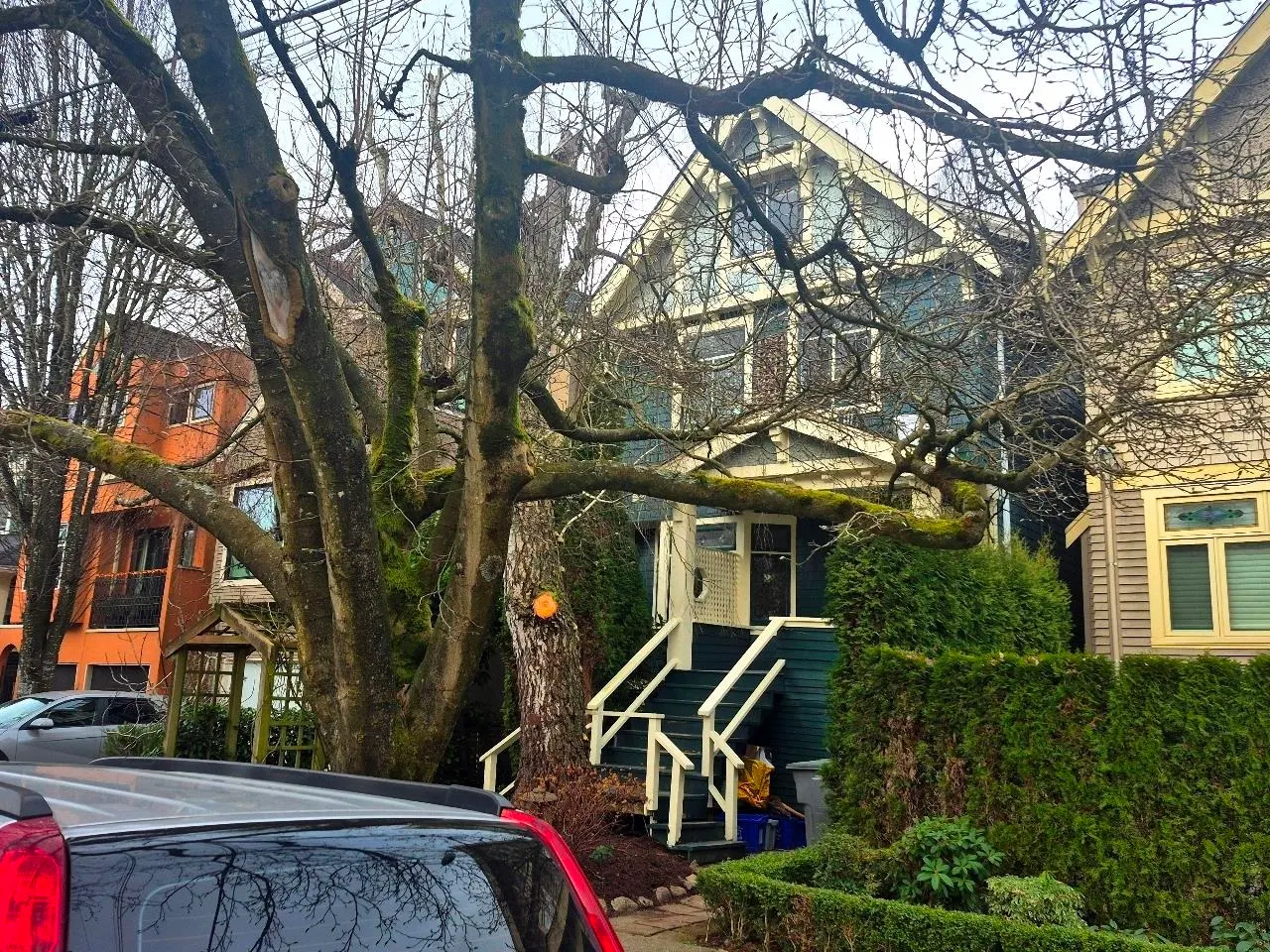 Photo 3 of 40 at 2635 W 7th Avenue