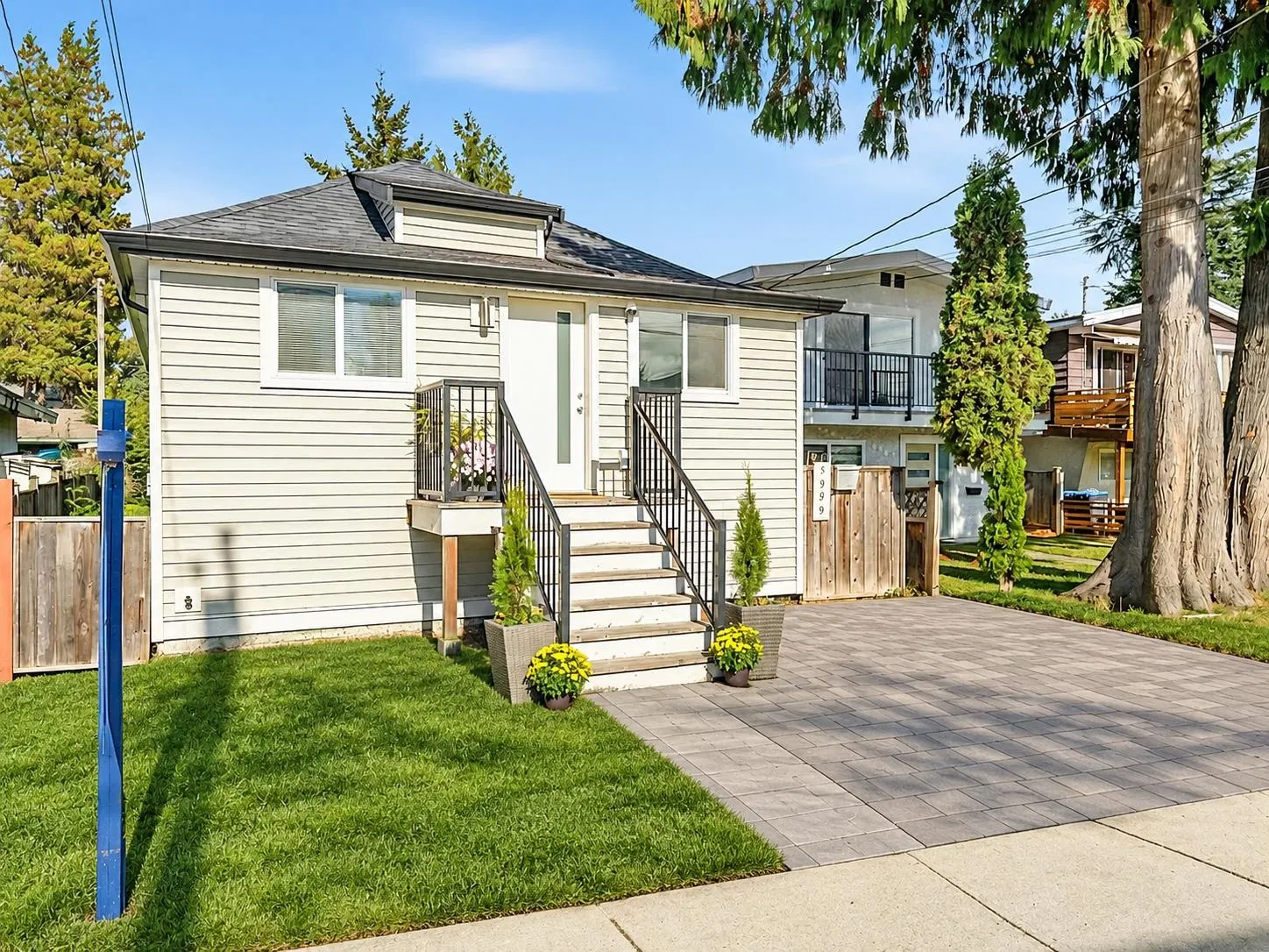 Photo 2 of 28 at 1959 Manning Avenue