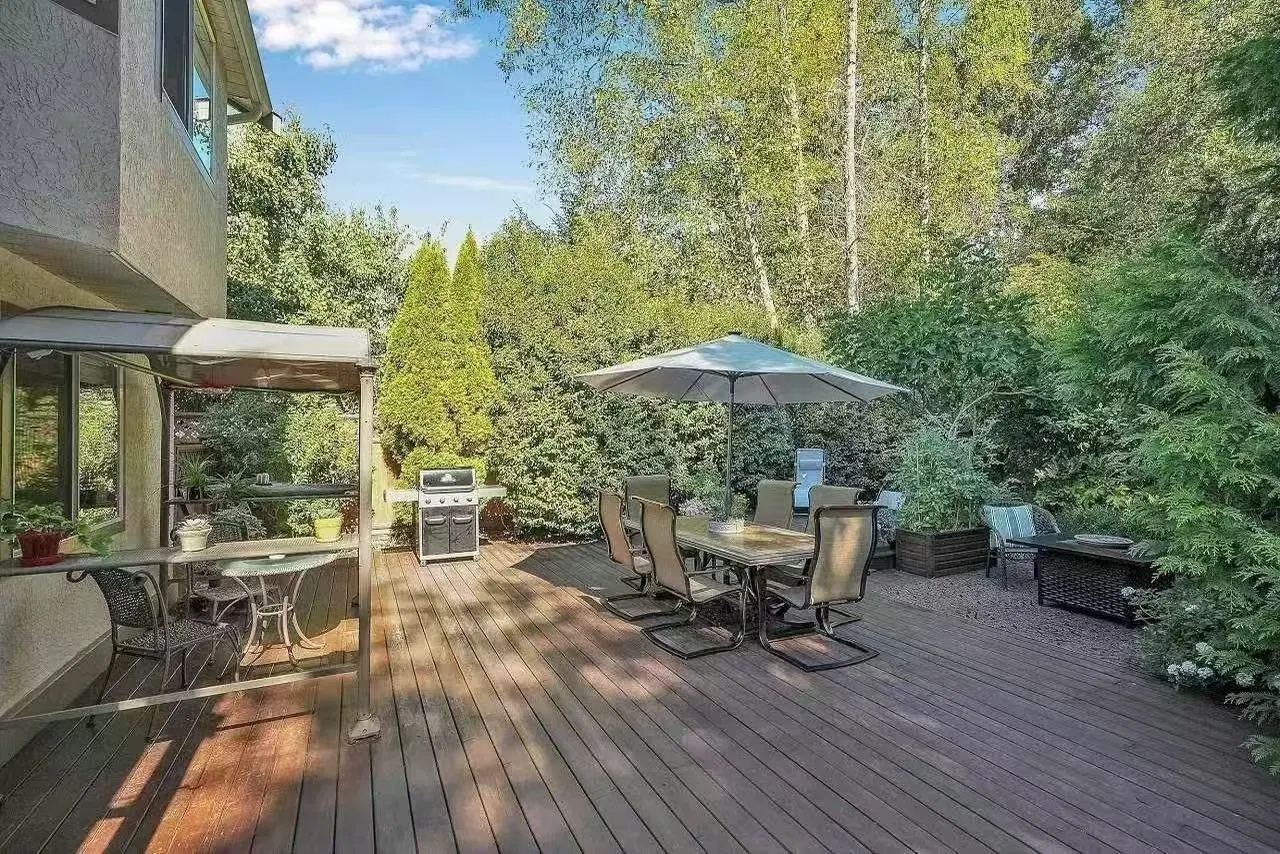 Photo 3 of 10 at 14665 84a Avenue