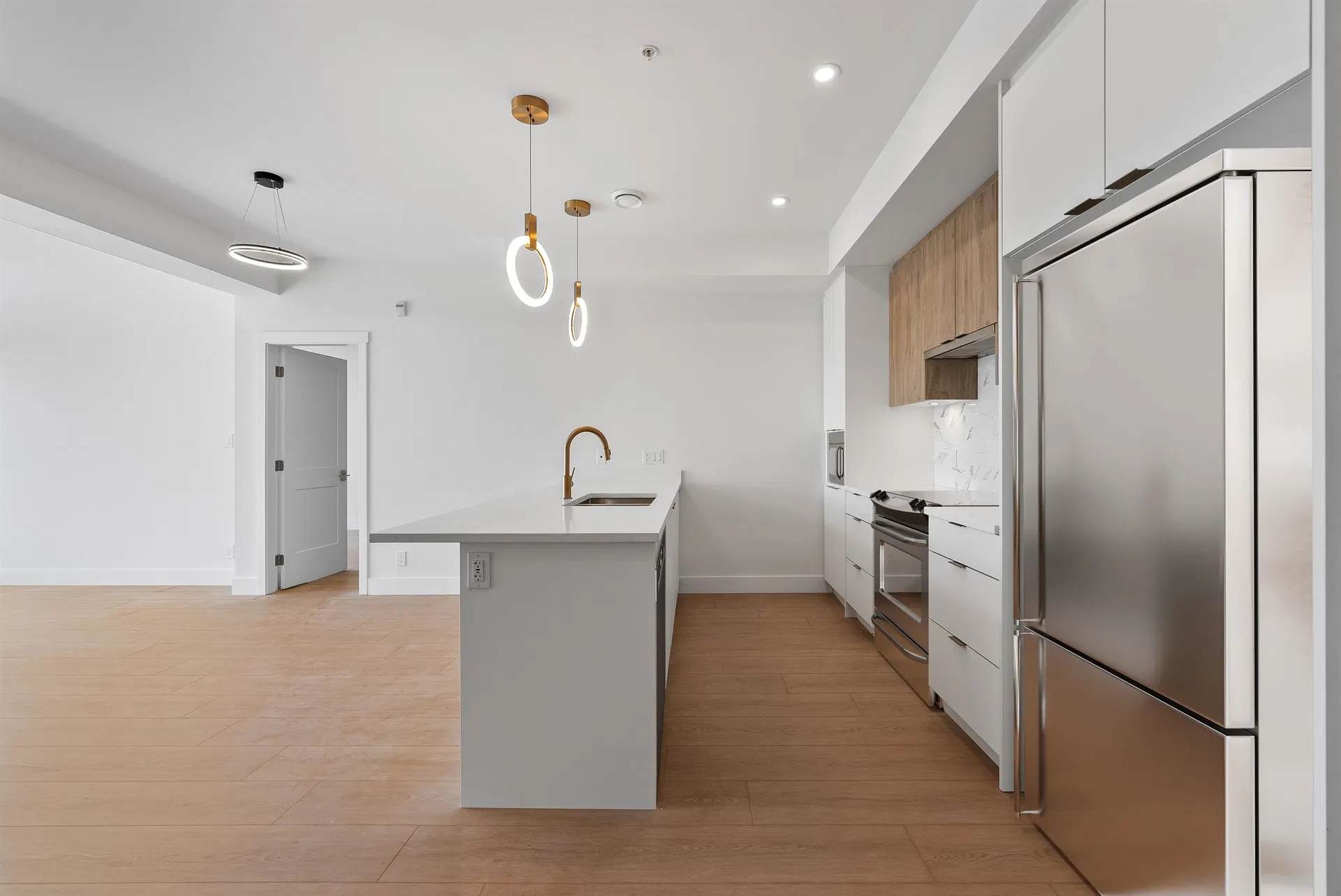Photo 2 of 34 at #405 – 2233 156 Street