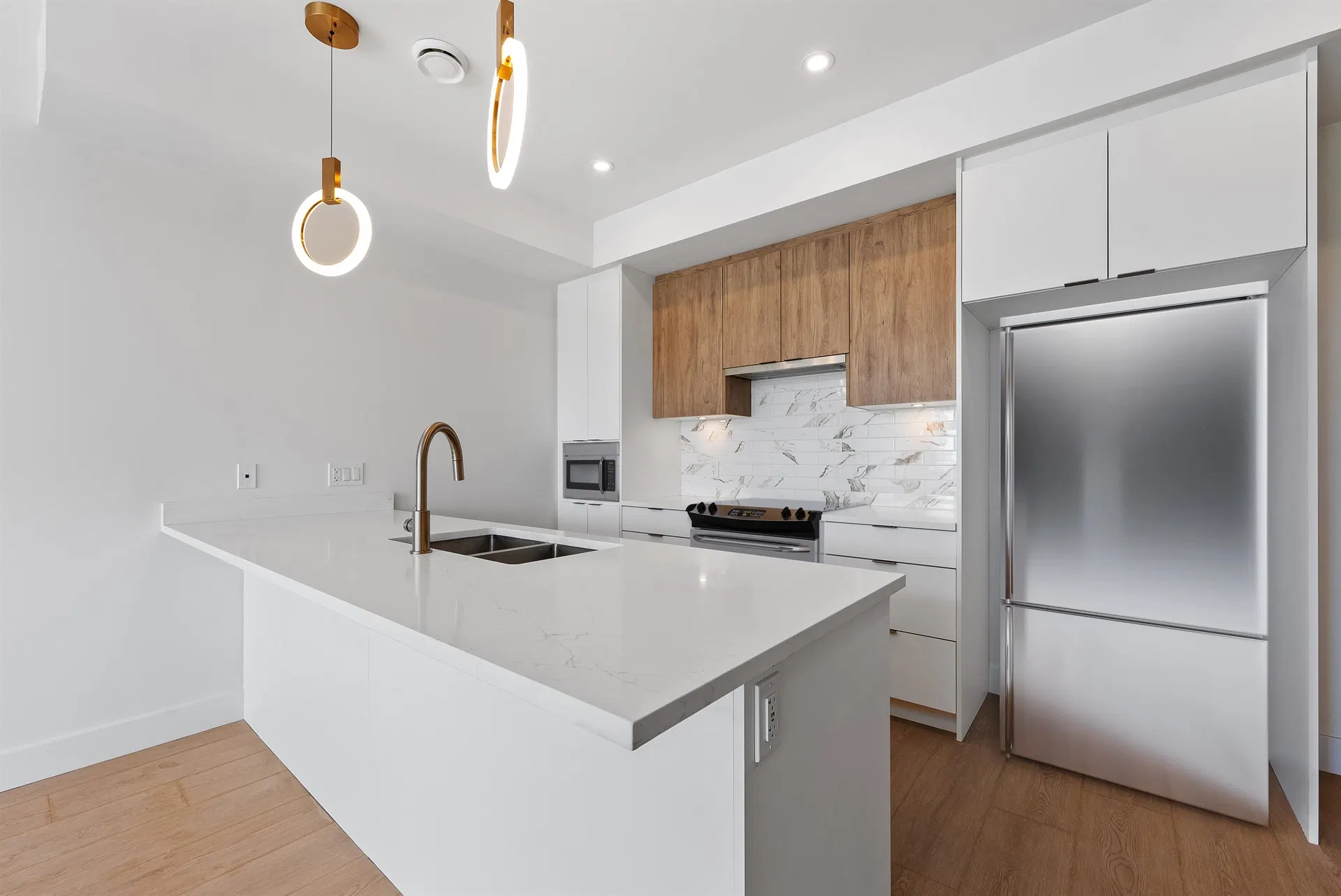 Photo 3 of 34 at #405 – 2233 156 Street