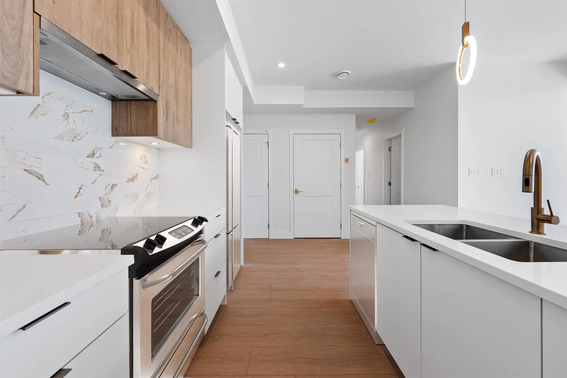 Photo 4 of 34 at #405 – 2233 156 Street
