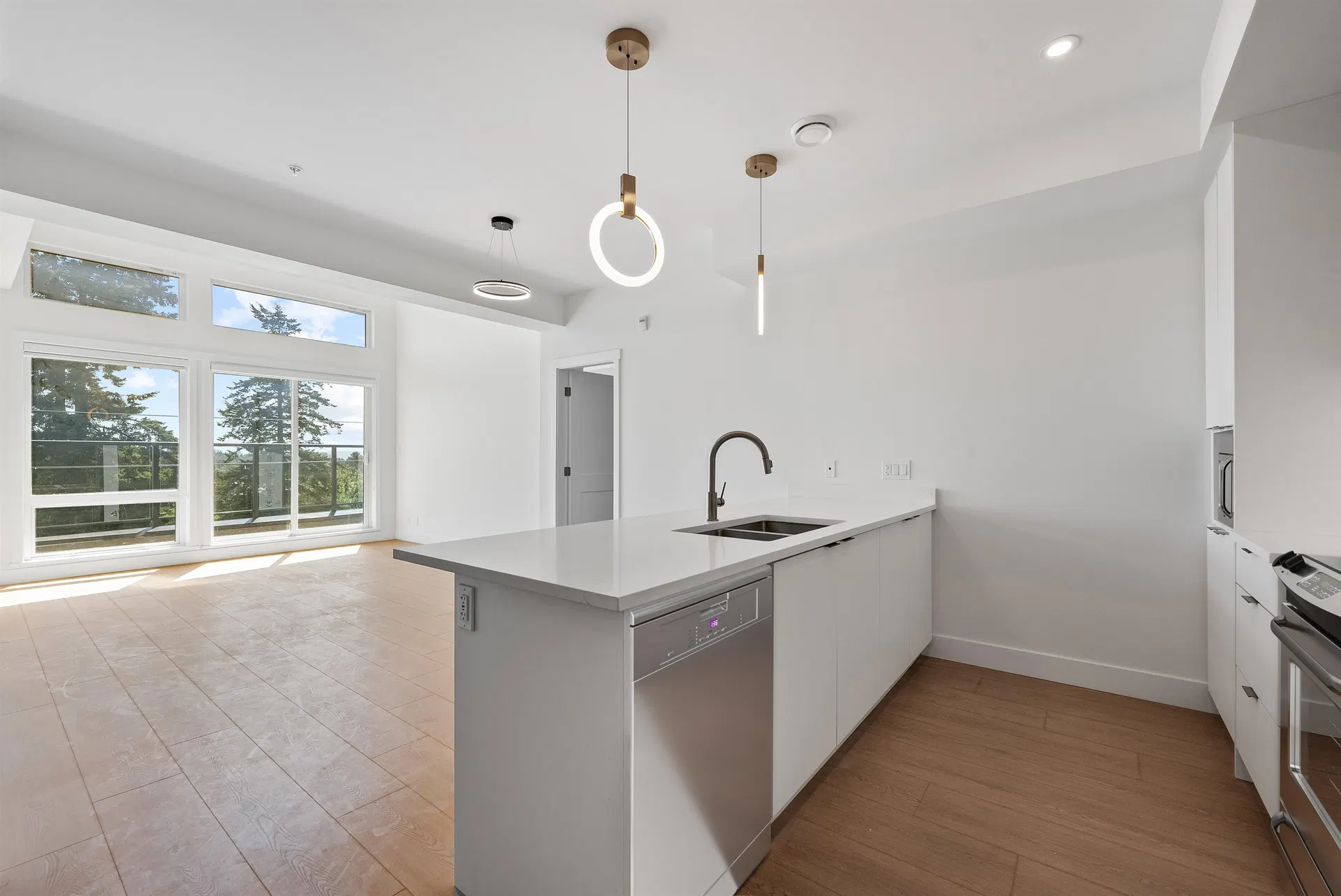 Photo 5 of 34 at #405 – 2233 156 Street
