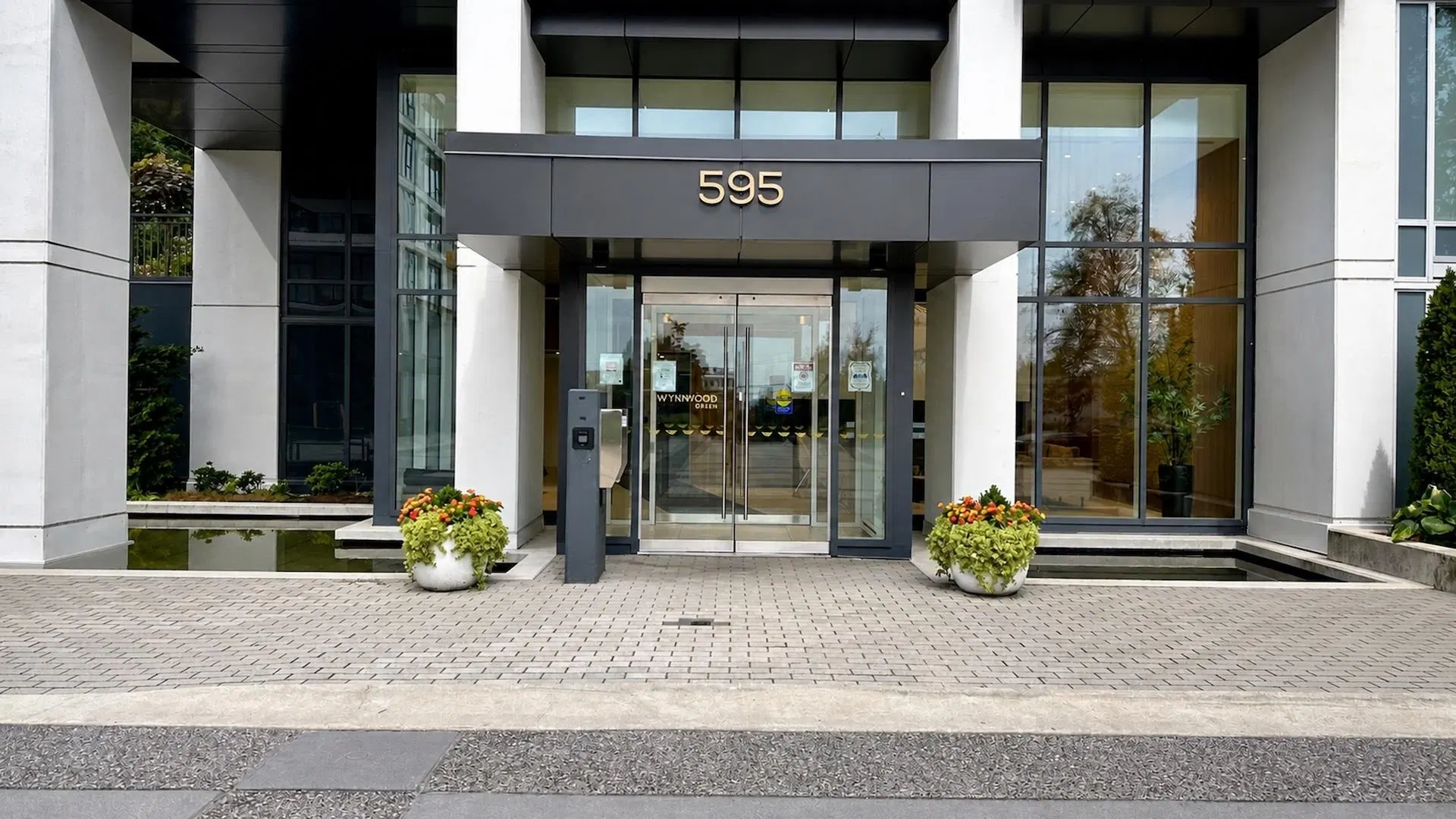 Photo 3 of 25 at #1407 – 595 Austin Avenue