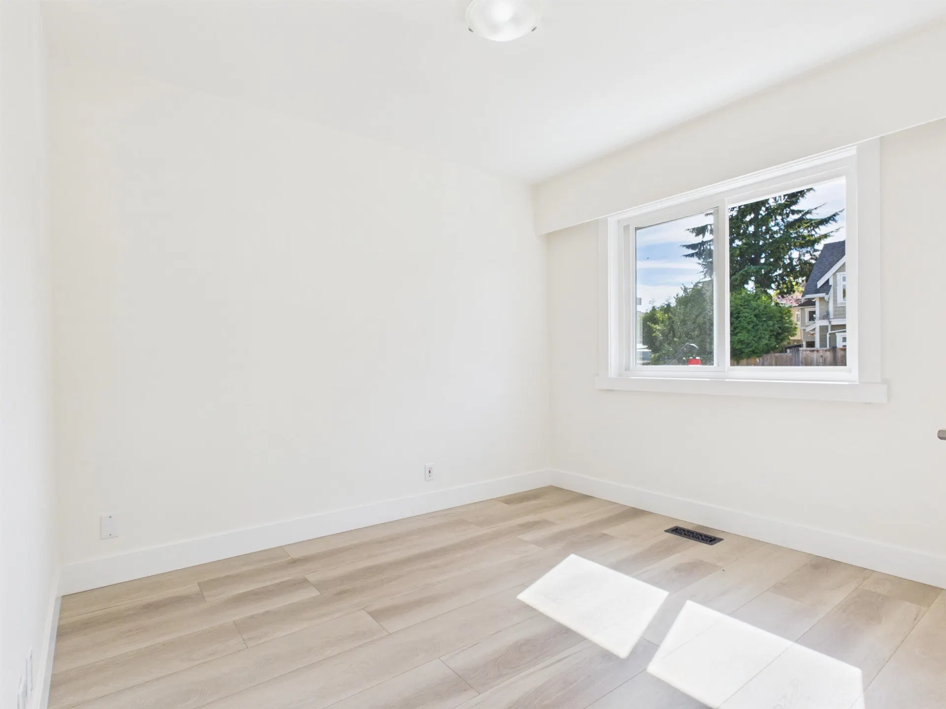 Photo 4 of 13 at 4231 Fleming Street
