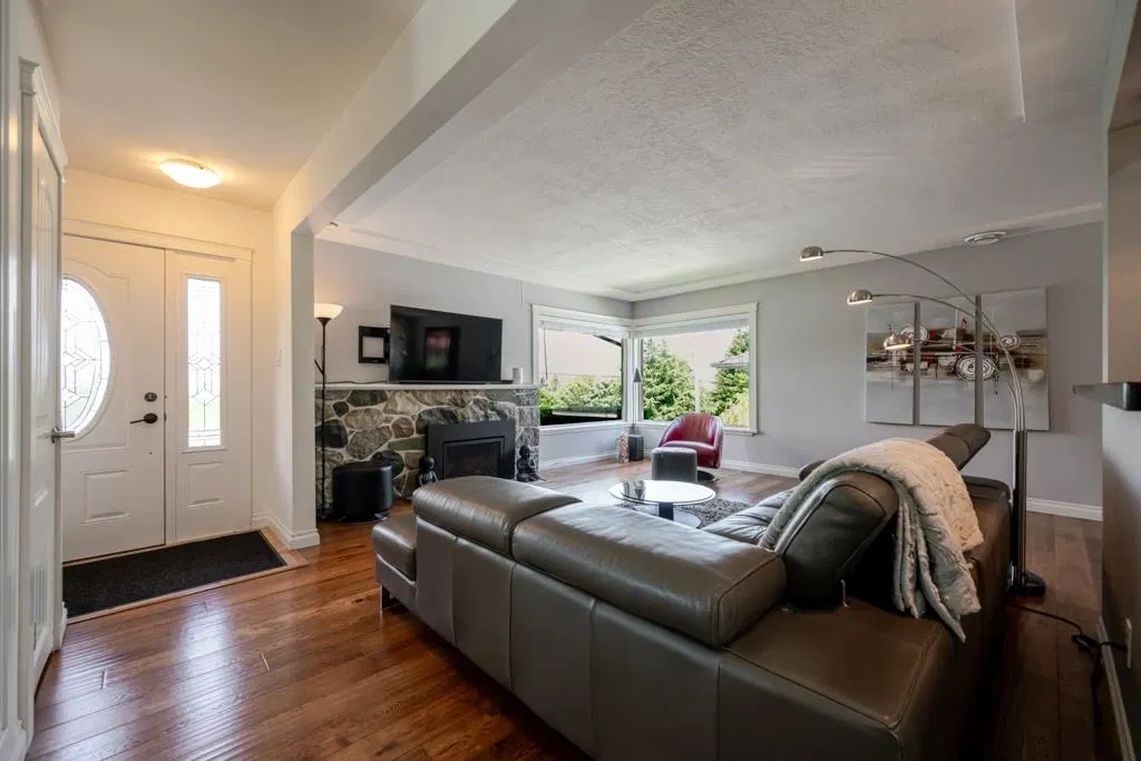 Photo 4 of 40 at 10216 124 Street