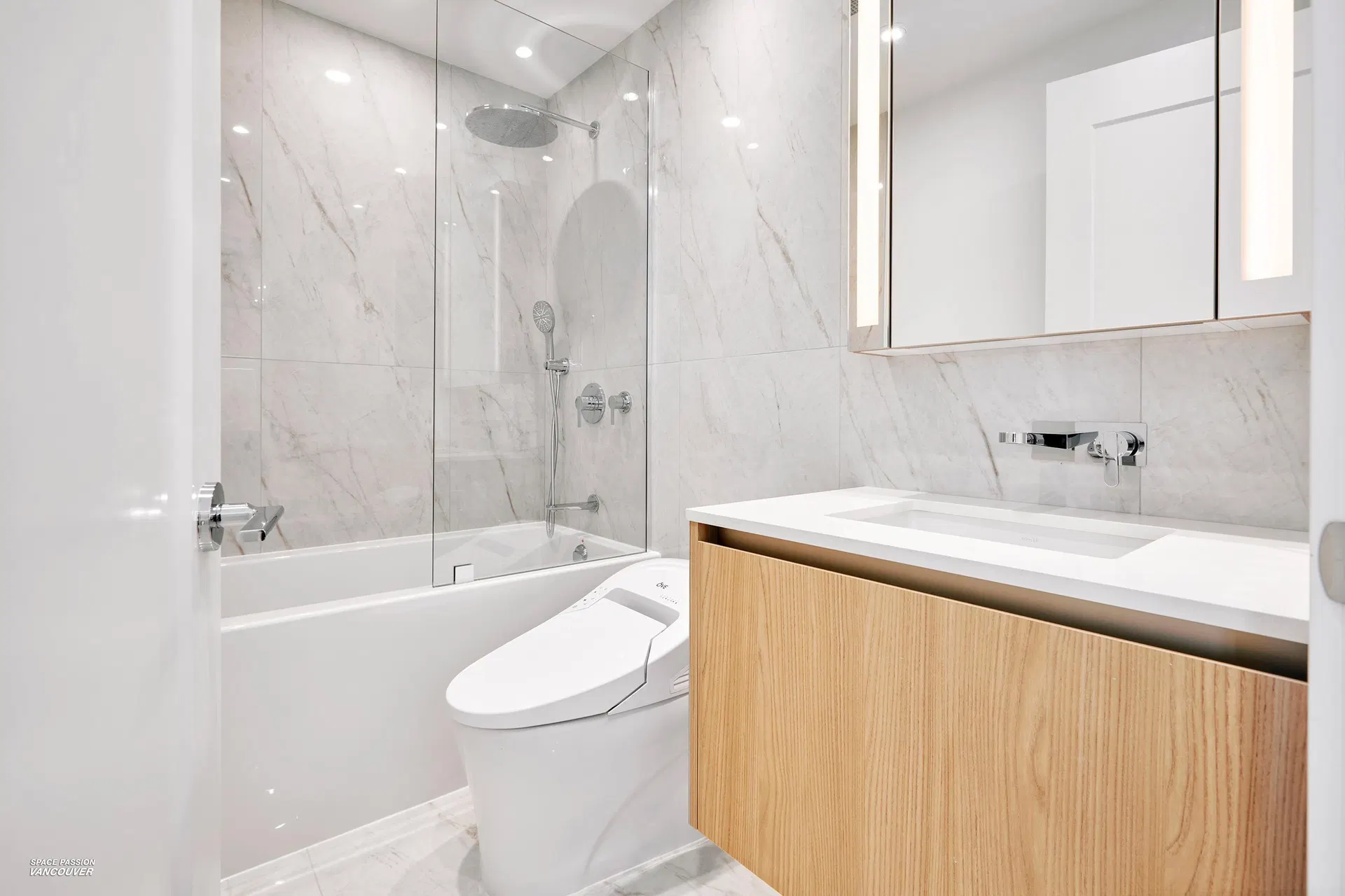 Photo 3 of 38 at #807 – 135 E 13th Street