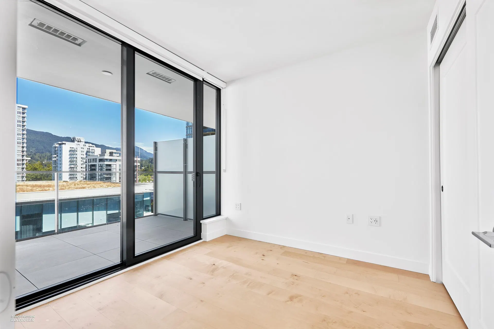 Photo 4 of 38 at #807 – 135 E 13th Street