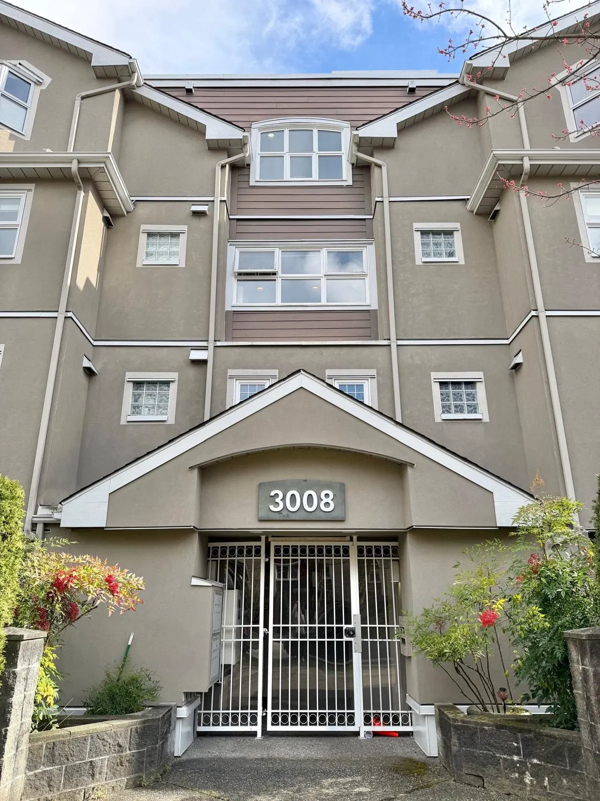 Photo 2 of 27 at #102 – 3008 Willow Street