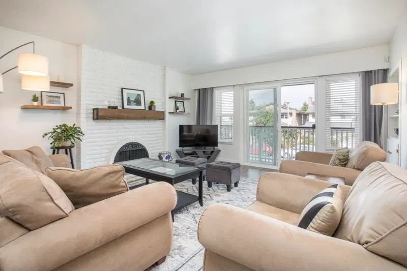 Photo 3 of 36 at 5228 Hollyfield Avenue