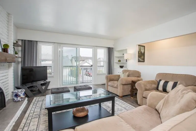 Photo 4 of 36 at 5228 Hollyfield Avenue