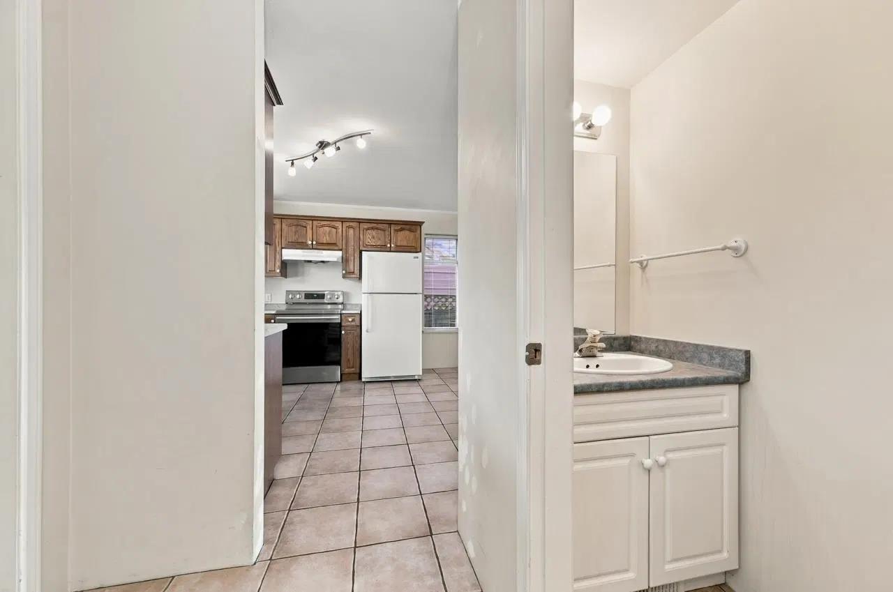 Photo 2 of 25 at 423-425 E 2nd Street