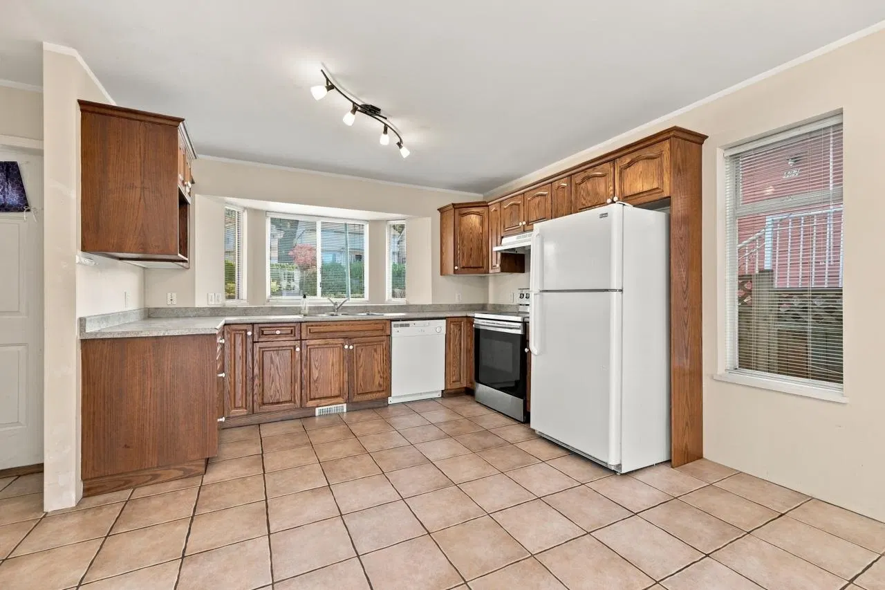 Photo 3 of 25 at 423-425 E 2nd Street