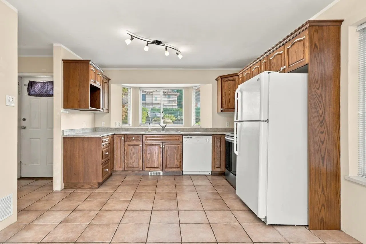 Photo 4 of 25 at 423-425 E 2nd Street