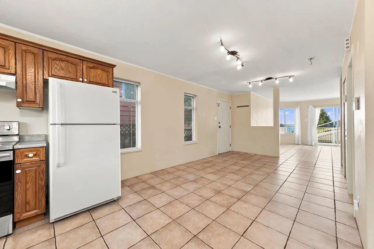 Photo 5 of 25 at 423-425 E 2nd Street