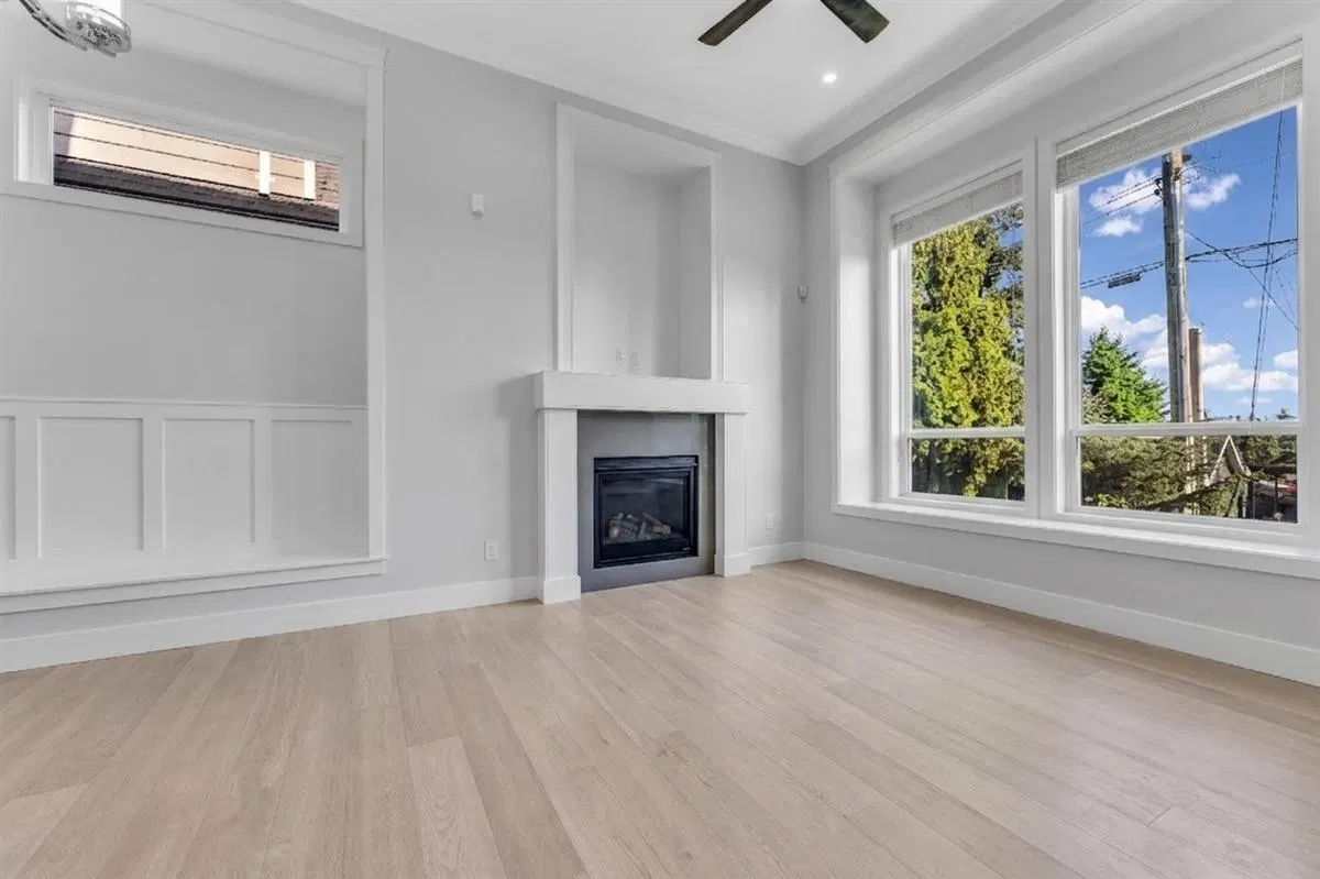 Photo 3 of 11 at 907 Harris Avenue