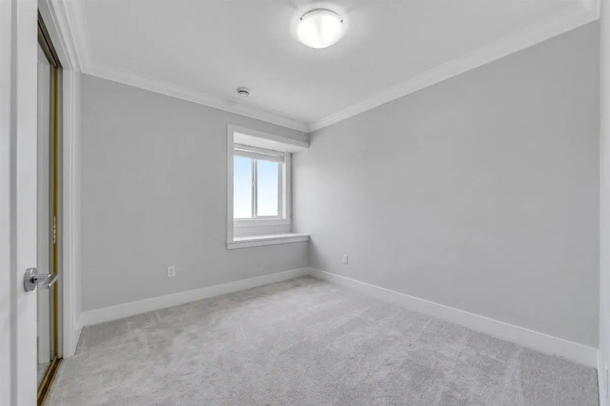 Photo 4 of 11 at 907 Harris Avenue
