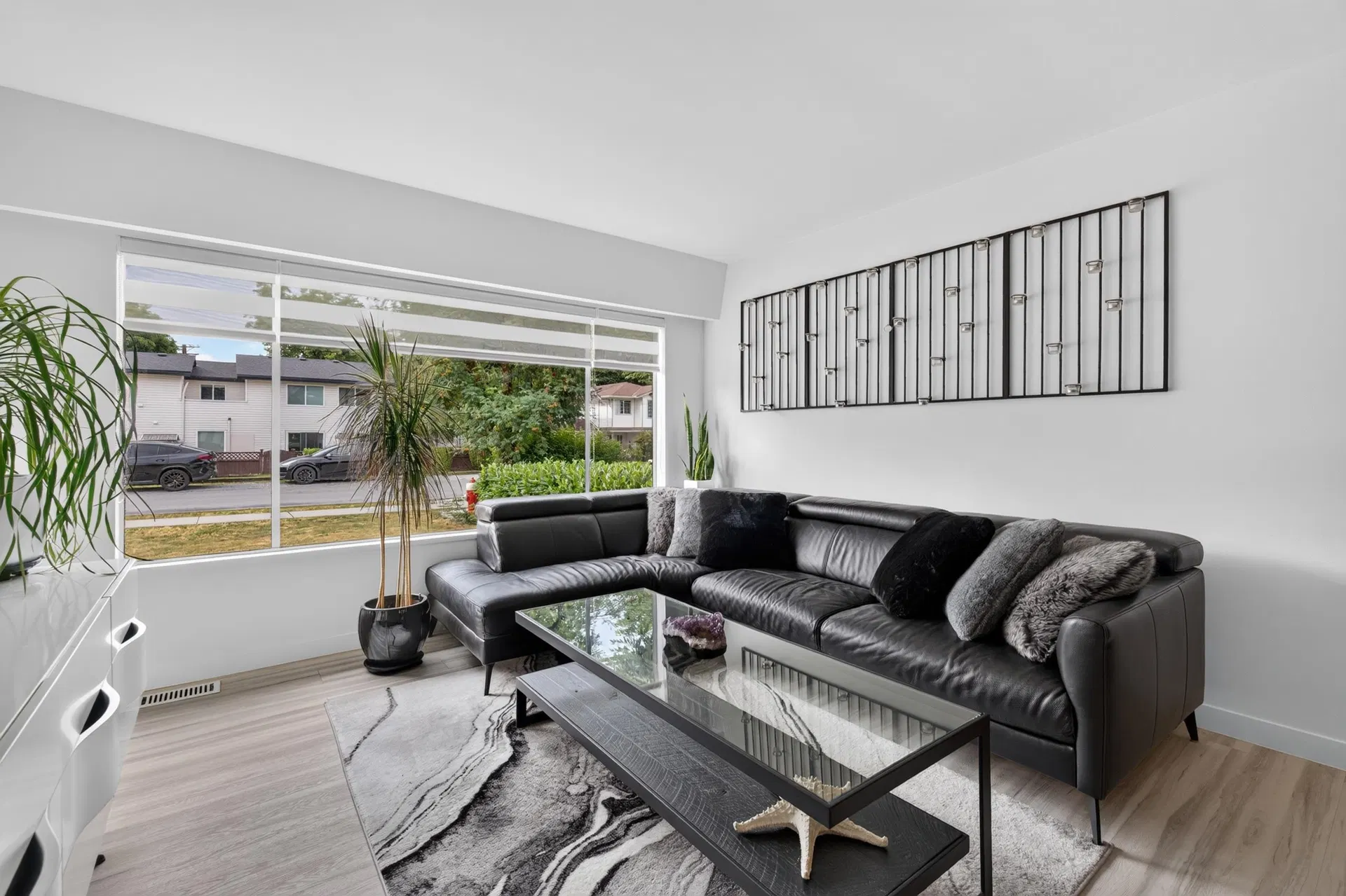 Photo 4 of 21 at 2141 Fraser Avenue