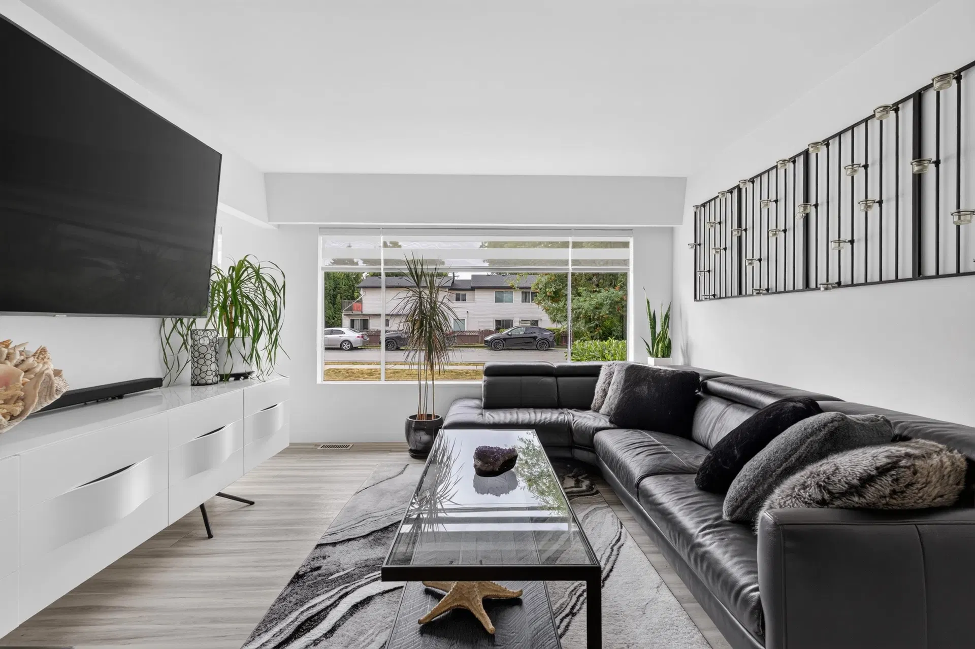 Photo 5 of 21 at 2141 Fraser Avenue