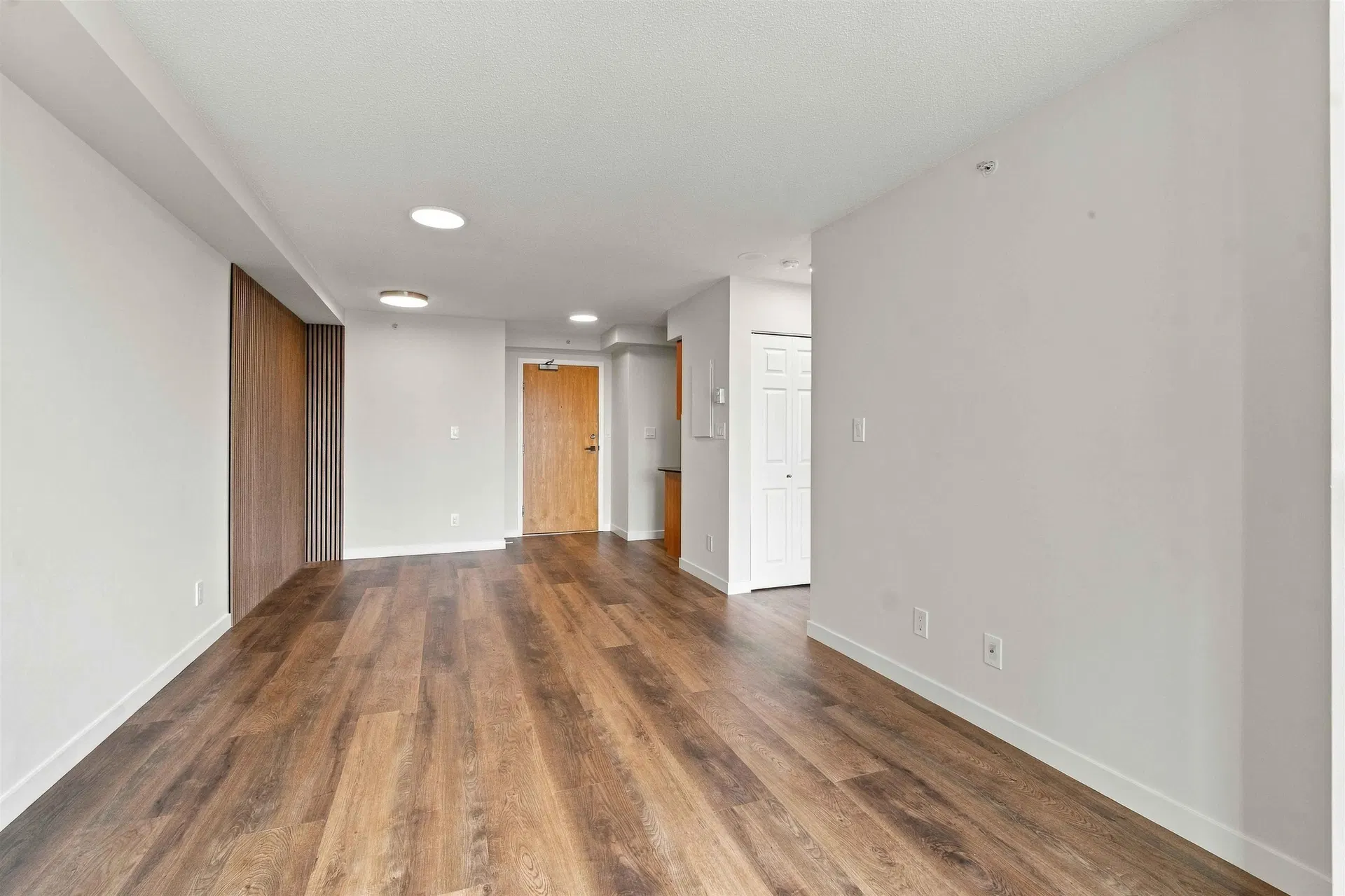Photo 5 of 24 at #1707 – 63 Keefer Place